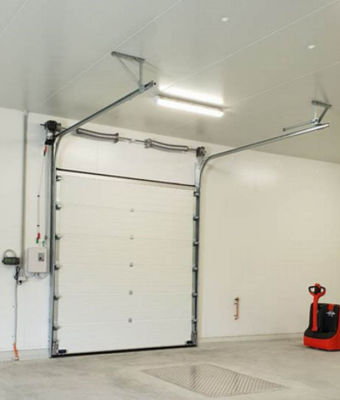 Les portes sectionnelles aériennes commerciales ont isolé le garage automatique en métal vertical électrique