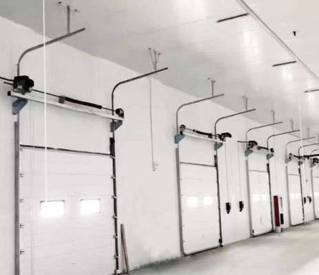 Les portes sectionnelles aériennes commerciales ont isolé le garage automatique en métal vertical électrique